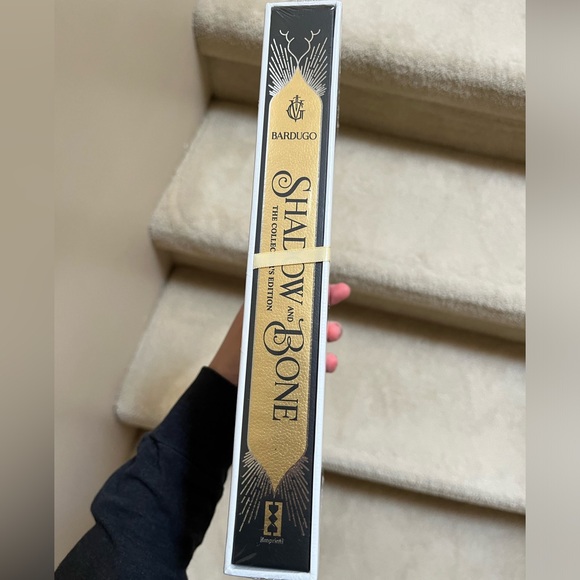 Shadow and Bone Collector’s Edition by Leigh Bardugo - Picture 3 of 3